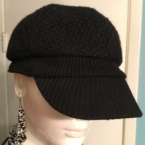 Black poly-cotton hat. Soft texture and comfy